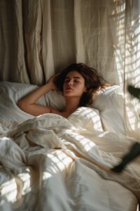 Femme de 50 ans dormant paisiblement dans un cadre apaisant – illustration de la TCC-I pour l'insomnie ménopausique